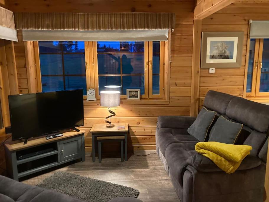 Red Squirrel Log Cabin With Hot Tub Кит Экстерьер фото