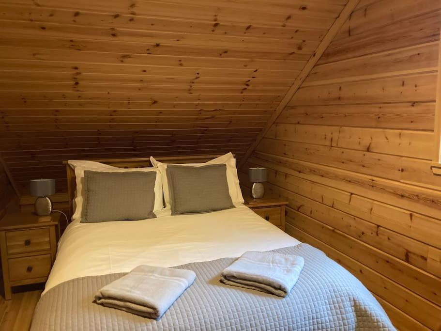 Red Squirrel Log Cabin With Hot Tub Кит Экстерьер фото
