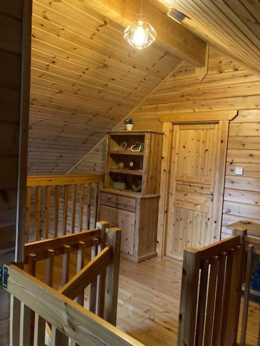 Red Squirrel Log Cabin With Hot Tub Кит Экстерьер фото