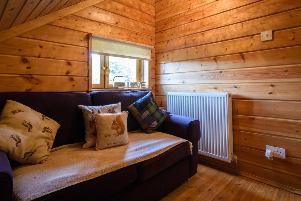 Red Squirrel Log Cabin With Hot Tub Кит Экстерьер фото