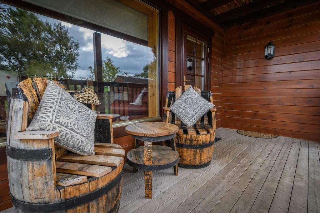 Red Squirrel Log Cabin With Hot Tub Кит Экстерьер фото