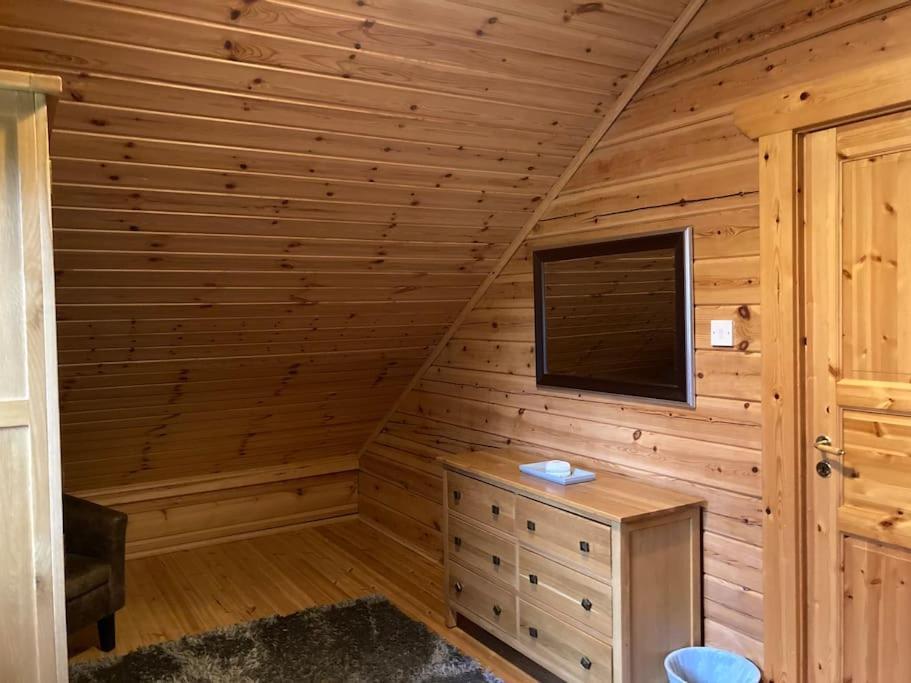 Red Squirrel Log Cabin With Hot Tub Кит Экстерьер фото