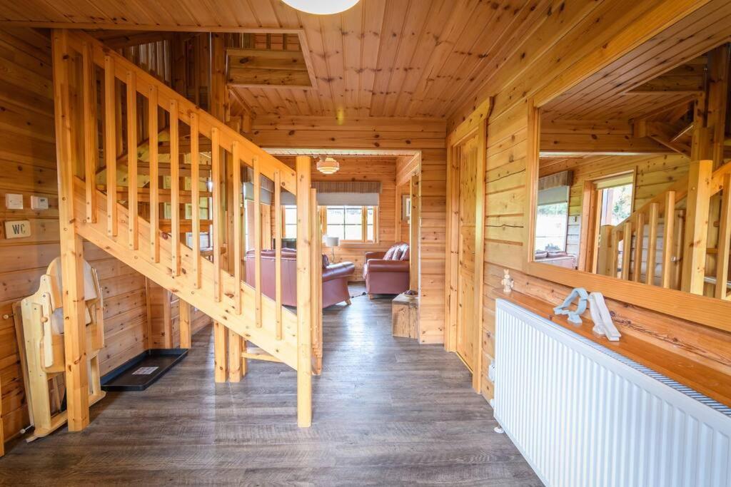 Red Squirrel Log Cabin With Hot Tub Кит Экстерьер фото