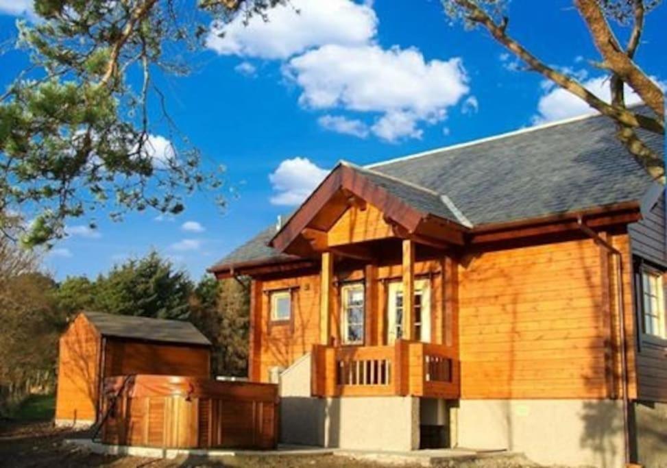 Red Squirrel Log Cabin With Hot Tub Кит Экстерьер фото