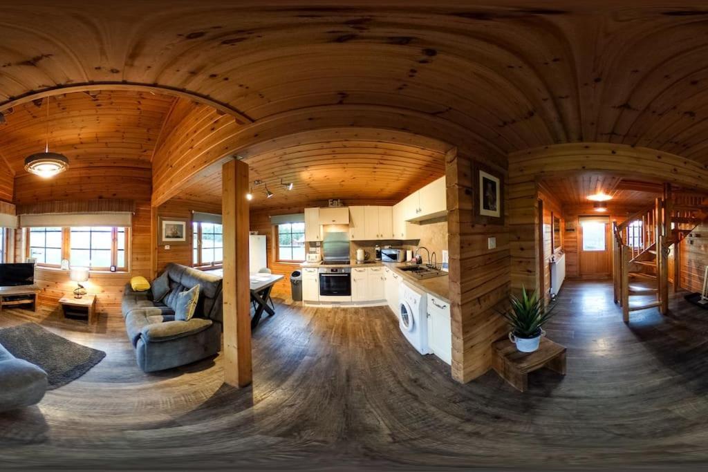 Red Squirrel Log Cabin With Hot Tub Кит Экстерьер фото
